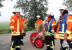 Die Feuerwehrleute löschten am Mittwoch in Riedböhringen einen Flächenbrand.    Foto: Lutz