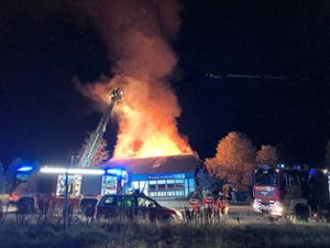 Meterhoch schlagen die Flammen aus dem Dach des Schlitzohrs. Die frühere Gaststätte auf dem Neuweiler oberhalb von Tailfingen wurde in der Nacht auf Donnerstag ein Raub der Flammen.   Foto: Privat