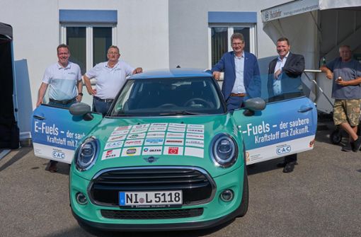 Freuen sich über die Resonanz auf der E-Fuels-Info-Tour: Andreas Röpe (von links), Hans-Joachim Eckert, Hubert Bauer und ahg-Chef Bernd Gall. Foto: Lück