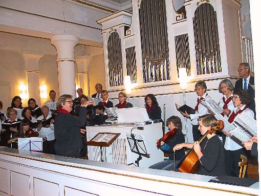 Sein 70. Jubiläum  hat der Kirchenchor Täbingen   im Rahmen der Adventsmusik gefeiert.   Fotos: May Foto: Schwarzwälder-Bote