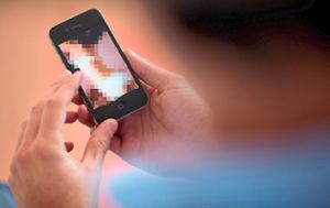 Häufig werden kinderpornografische Inhalte auch mittels Smartphone in Chatgruppen geteilt.  Foto: Symbolfoto: Stratenschulte