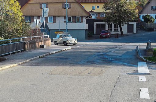 Auf einem Teilstück in der Alpirsbacher Straße, vor allem im Bereich der Brücke über den Rötenbach, ist der Fahrbahnbelag ziemlich kaputt. Das sorgt nicht nur für Lärm, sondern könnte auch zur Unfallgefahr werden. Foto: Herzog
