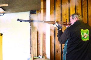 Augen zu und Schuss: Die Schwarzpulverwaffen sind beim Silvesterschießen  beliebt.  Foto: Wagner Foto: Schwarzwälder-Bote