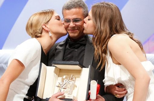 Ein Küsschen für den Gewinner der Goldenen Palme: Lea Seydoux (links) und Adele Exarchopoulos küssen den tunesischen Regisseur Abdellatif Kechiche. Foto: dpa