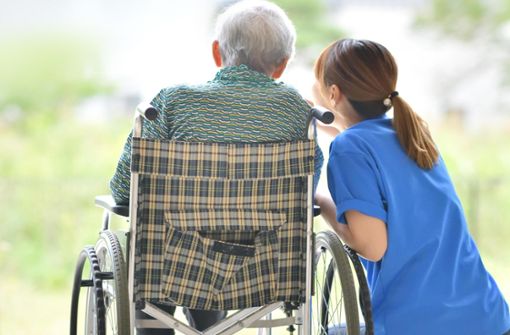 Pflegekräfte umsorgen ältere Menschen. Foto: godfather – stock.adobe.com