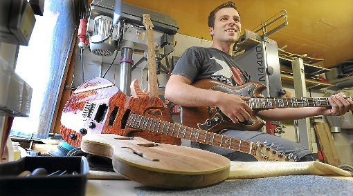Sein Lieblingsstück lässt Gitarrenbauer Patrick Kocheise nicht mehr aus den Händen. Fotos: Hopp Foto: Schwarzwälder-Bote