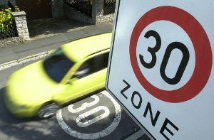 Die Stadtverwaltung Stuttgart will nach der Hohenheimer Straße an weiteren Steigungsstrecken Tempo 40 und 30er-Zonen installieren. Foto: dpa