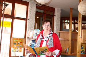 Lucia Hirt hofft, dass die katholische Bücherei in Brigachtal bald öffnet.Foto: Schück Foto: Schwarzwälder Bote