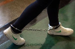 Die 26-jährige Angeklagte wurde mit Fußfesseln  in den Verhandlungssaal im Landgericht Schwerin  geführt. Foto: dpa/Jens Büttner