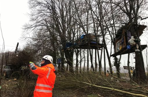 Mitarbeiter des Konzerns RWE fällen Bäume und Sträucher in Lützerath. Foto: Julia Bosch/Julia Bosch