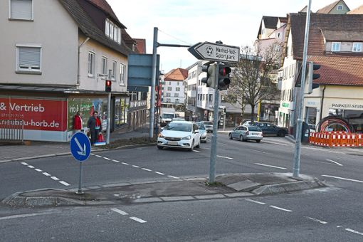 Die Verkehrsinsel an der Einmündung der Mühlener Straße in die Neckarstraße soll laut Stadtverwaltung erhalten bleiben.  Foto: Schülke
