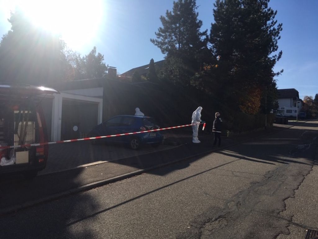 Polizisten und Spurensicherung untersuchen den Tatort.
