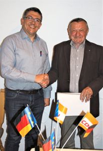 Mathias Schleicher überreichte Hans Pfann (rechts) eine Urkunde.   Foto: Preuß Foto: Schwarzwälder Bote