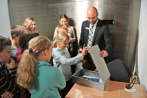 Was ist denn da drin? Bernd Günter, Leiter der Volksbank-Filiale, führte die Kinder durch den Tresorraum.   Foto: Braun Foto: Schwarzwälder Bote