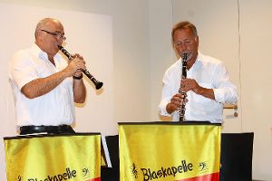 Bandleader Hans Staiger (links) und Lokalmatador Manfred Gofi Läufer glänzten mit ihrem Klarinettensolo. Foto: Störr