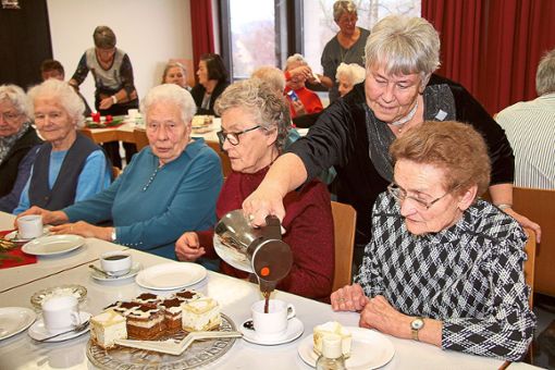 Bei Kaffee und Kuchen und zu Klängen der Gnadentaler Hausmusik stimmten sich  die Owinger Senioren im Pfarrsaal auf die nahende Weihnacht ein. Foto: Lenski Foto: Schwarzwälder Bote