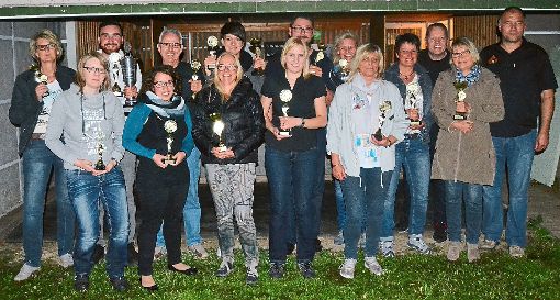 Die erfolgreichen Teilnehmer des Jedermannsschießen freuen sich über ihre Pokale. Foto: ah Foto: Schwarzwälder-Bote