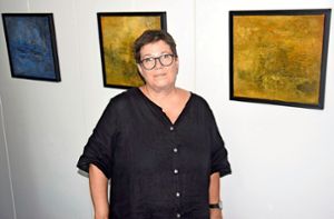 Barbara Wochner-Göbel vor ihren Bildern Foto: Schwarz