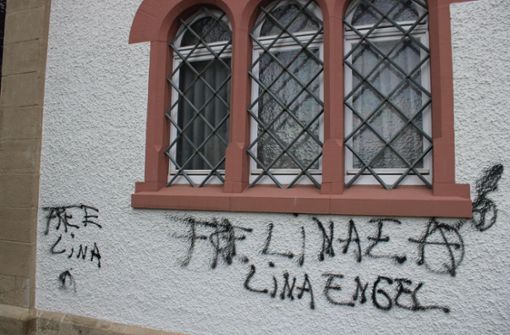 Der Free Lina E Schriftzug und der Name Lina Engel sind gut zu erkennen. Bereits vor einem halben Jahr wurde die Wand schonmal mit den gleichen Forderungen besprüht und musste danach neu gestrichen werden. Foto: Schölzel