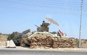 Ein ägyptisches Armeefahrzeug steht am Grenzübergang Rafahjn, der die Sinai-Halbinsel mit dem Gazastreifen verbindet. (Archivfoto) Foto: dpa