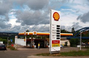 Die Shell-Tankstelle in der Stuttgarter Straße ist geschlossen. Warum? Das kann der Konzern nicht beantworten. Foto: Felix Biermayer