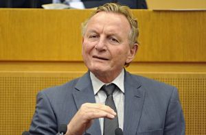 Der SPD-Landtagsfraktionsvorsitzende Claus Schmiedel muss 17.500 Euro an das Finanzamt zahlen. Foto: dpa