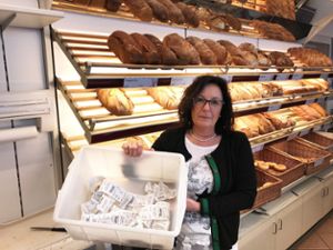 Sabine Kopp von der Bäckerei Kopp  präsentiert ihre Box mit gesammelten zurückgelassenen Kassenzetteln. Kunden können sie hier direkt entsorgen.  Fotos: Neumann Foto: Neumann