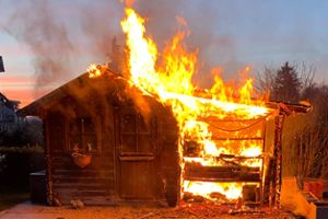 Das Gartenhaus steht bei Eintreffen der Wehr  in hellen Flammen. Foto:  Feuerwehr Rottweil