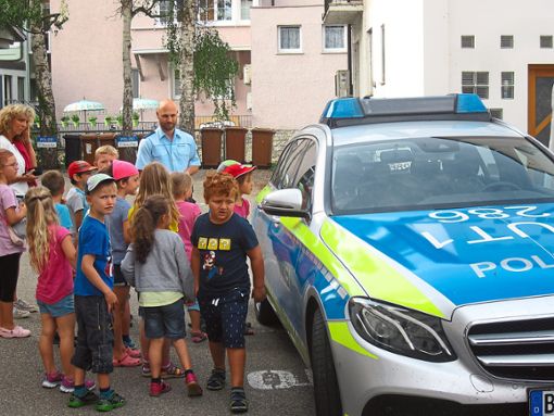Der Horber Polizeiposten bekommt Besuch von einer ganzen Schar neugieriger Kinder aus Altheim. Foto: Kita Foto: Schwarzwälder Bote