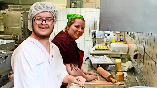 Lorenzo Diplomatico  bereitet zusammen mit  Melissa Litscheleinen Käsekuchen für die Bewohner des Wolfacher Johannes-Brenz-Heims zu. Foto: Störr