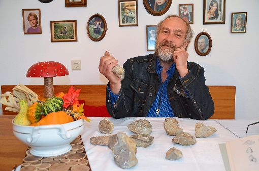 Hobbyarchäologe Josef Strzempek beschäftigt sich derzeit  mit seinem  Fund aus der Steinzeit.  Foto: Bausch Foto: Schwarzwälder-Bote