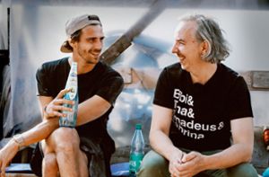 Beim Umbau des Hausboots stoßen Fynn Kliemann (links) und Olli Schulz immer wieder an ihre persönlichen und finanziellen Grenzen. Foto: Netflix/Brian Jakubowski