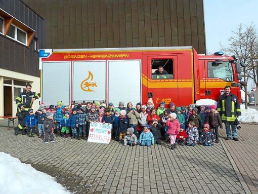 Für die Kindergartenkinder ist der Besuch bei der Feuerwehr ein großer Hit.  Foto: Mauch Foto: Schwarzwälder Bote