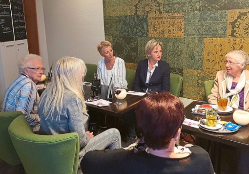 Engagiert diskutieren die Frauen mit Nicole Hoffmeister-Kraut (hinten, Mitte) über Kommunalpolitik. Foto: Wahl Foto: Schwarzwälder Bote