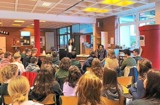 SPD-Bundestagsabgeordnete Derya Türk-Nachbaur und der ehemalige Schüler des Schwarzwald Gymnasiums, Raphael D’Avis, sprechen mit Schülern über die politische Lage. Foto: SPD