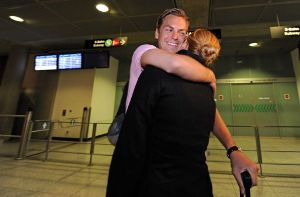 Glückliches Wiedersehen am Stuttgarter Flughafen: Michaela Müller-Meerkatz kann ihren Freund Bastian Berchtenbreiter wieder in die Arme schließen.  Foto: dpa