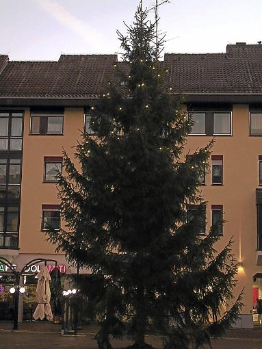 Der Christbaum auf dem Schwenninger Muslenplatz ist nur dürftig beleuchtet. Foto: Streck