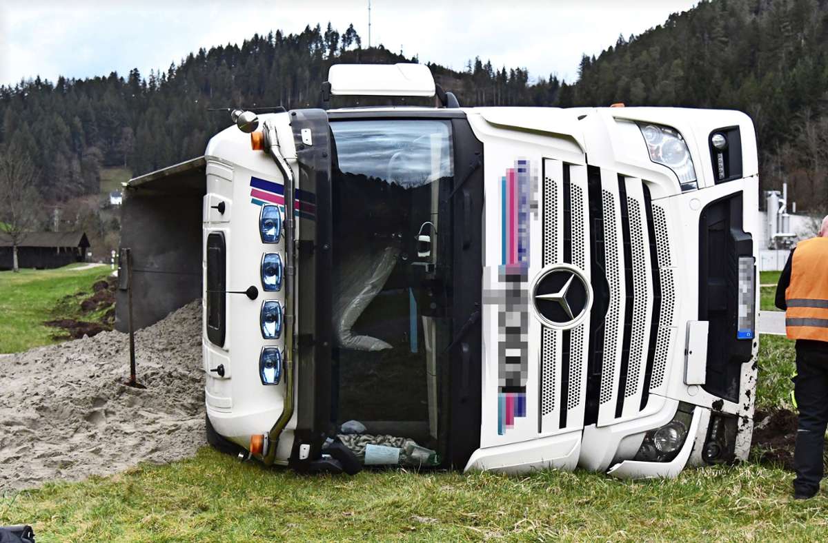 Unfall in Schiltach: Tonnenschwerer Laster kippt um