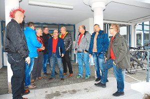 Schweizer-Electronic-Mitarbeiter mit einem IG-Metall-Funktionär vor dem Arbeitsgericht in Villingen-Schwenningen nach dem gescheiterten Gütetermin.  Foto: Fritsche