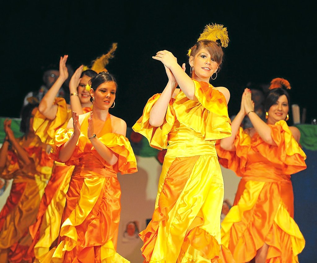 Flotte Tänze in leuchtenden Kostümen bot das Narrenzunft-Ballett.