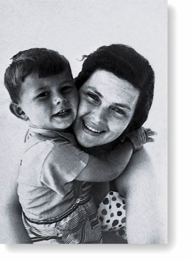 Mutterglück: Aenne Burda mit ihrem jüngsten Sohn Hubert im Jahr 1942. Foto: Hubert Burda Media