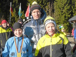 Johannes Fischer (vorne rechts) und Finn Braun (links) bei der Siegerehrung in Johanngeorgenstadt mit Olympia-Medaillengewinner Björn Kircheisen; ganz links Trainer Klaus Faißt. Foto: Braun Foto: Schwarzwälder-Bote