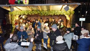 Der Musikverein Sulgen eröffnete den Weihnachtsmarkt auf dem Schramberger Rathausplatz am Freitagabendöffnung. Foto: Wegner