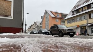 Auch in der Freudenstädter Innenstadt waren am Mittwochmorgen viele Gehwege von einer Eisschicht überzogen. Foto: Schwenk