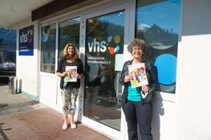 Claudia Reichmann und Karin Hausmann präsentieren vor der VHS-Geschäftsstelle das neue Herbstprogramm.Foto: Bächle Foto: Schwarzwälder Bote