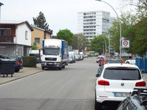Ein häufiges Bild: dicht beparkte Straßen im Gewerbegebiet Dickenhardt wie hier in der gleichnamigen Straße. Treffen nun Lastwagen und Bus aufeinander, geht nichts mehr. Die Stadt will deshalb an einigen Stellen  ein Halteverbot einführen. Foto: Riesterer Foto: Schwarzwälder Bote
