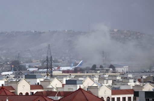 Über Kabul steigt nach den Explosionen Rauch auf. Foto: dpa/Wali Sabawoon