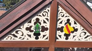 Zwei Wappen zieren jetzt das Giebeldreieck des alten Schul- und Rathauses in Bad Rippoldsau  Foto: Schmid Foto: Schwarzwälder Bote