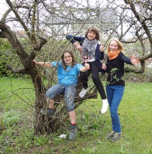 Viel Spaß in der Natur haben (von links) Iola, Annika und Hanna.  Foto: Schwab