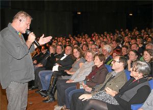 Glaubwürdig und nahe dem Publikum: Konstantin Wecker im Theater am Ring. Foto: Trenkle Foto: Schwarzwälder-Bote